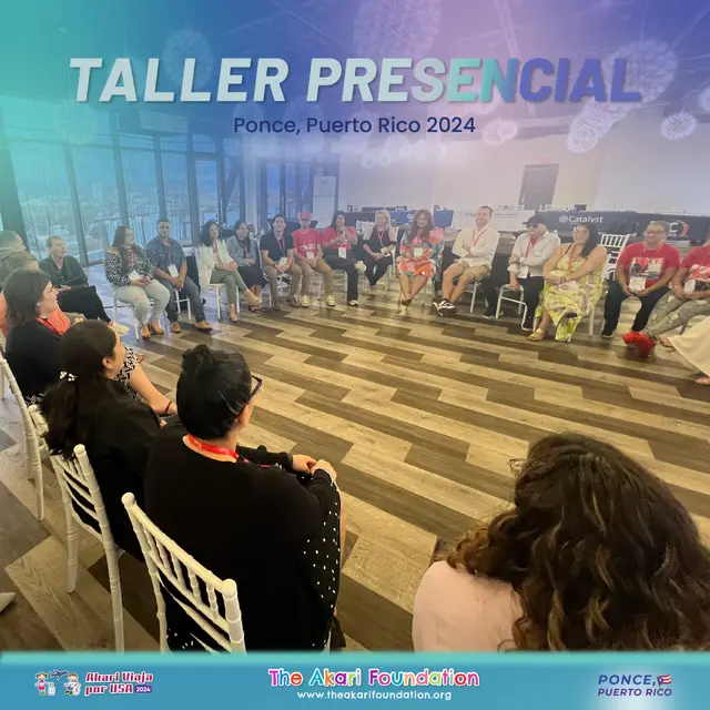 Participantes sentados en un gran círculo conversan en el salón del taller.