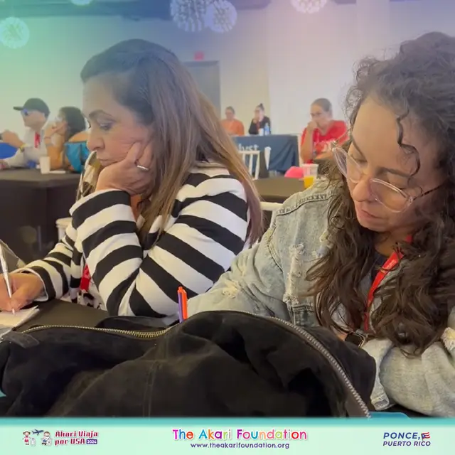 Dos mujeres toman notas durante una de las charlas.