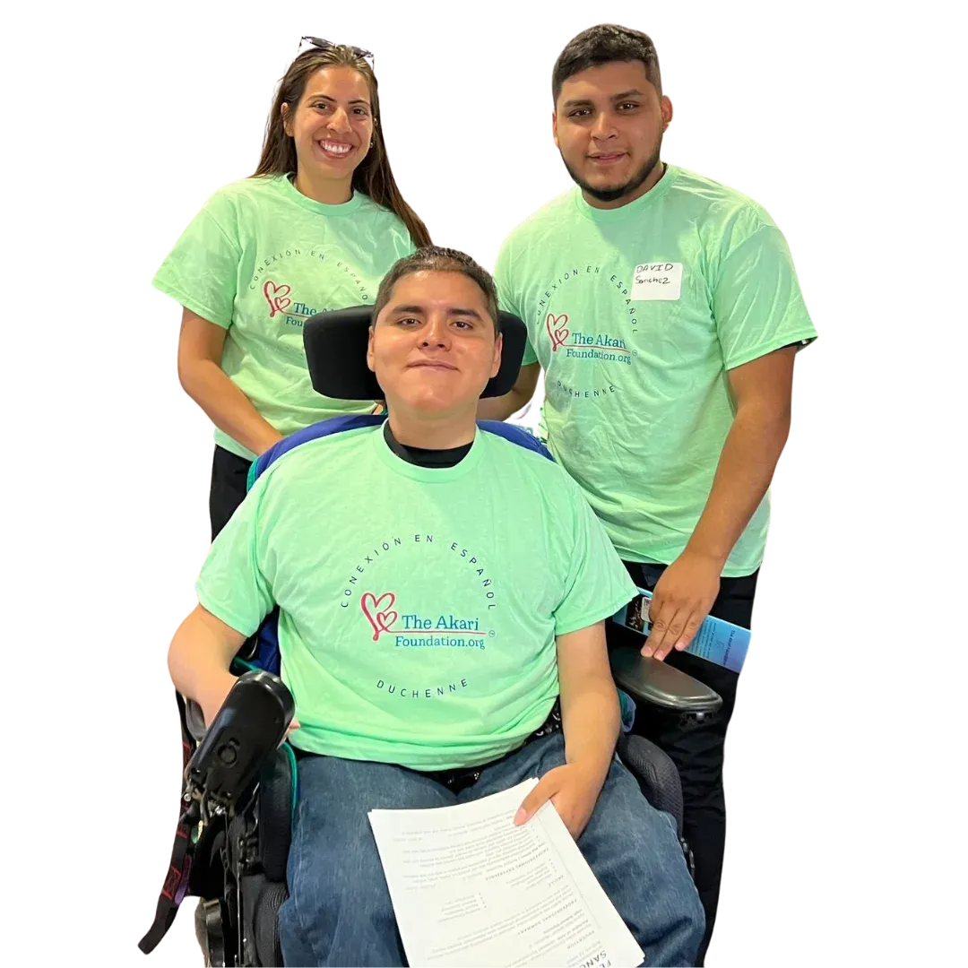 Joven en silla de ruedas acompañado de dos voluntarios con camisetas de The Akari Foundation